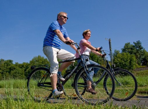 echtpaar op fiets fietsend echtpaar algemeen